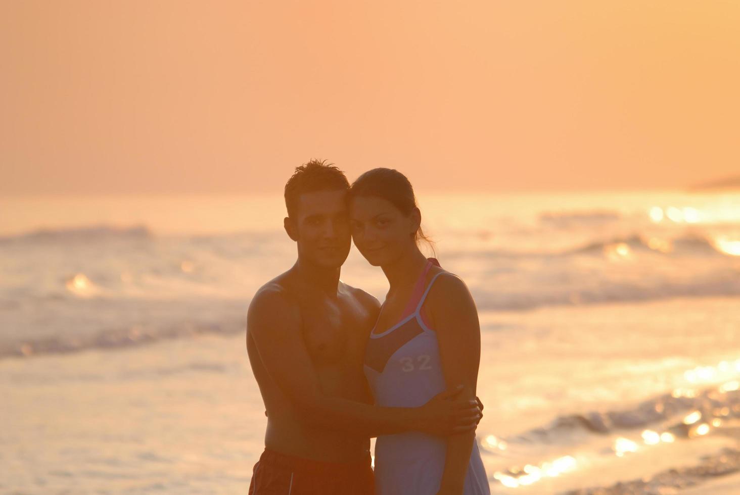 romantico coppia su spiaggia foto