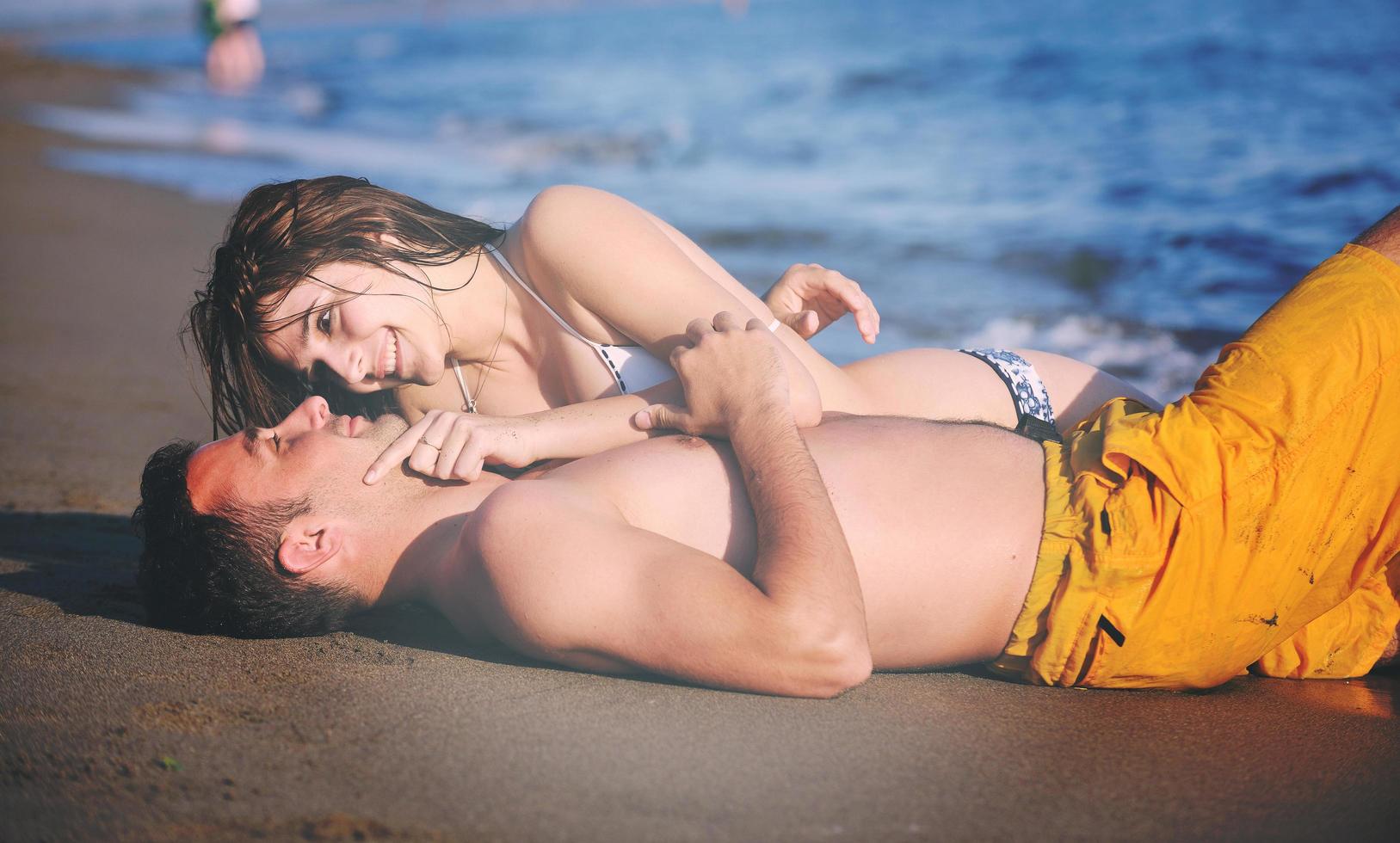 contento giovane coppia avere romantico tempo su spiaggia foto