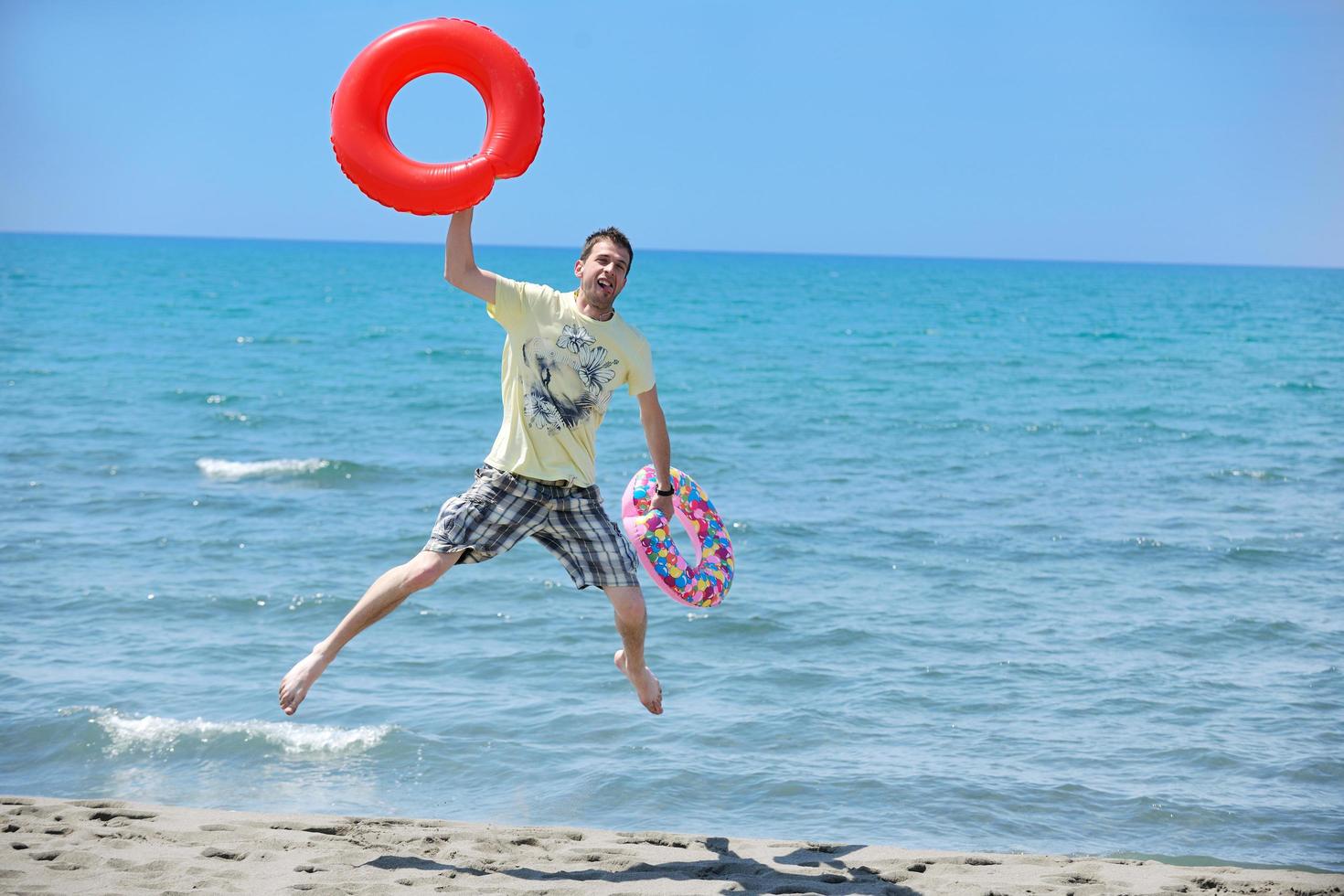 uomo rilassare su spiaggia foto