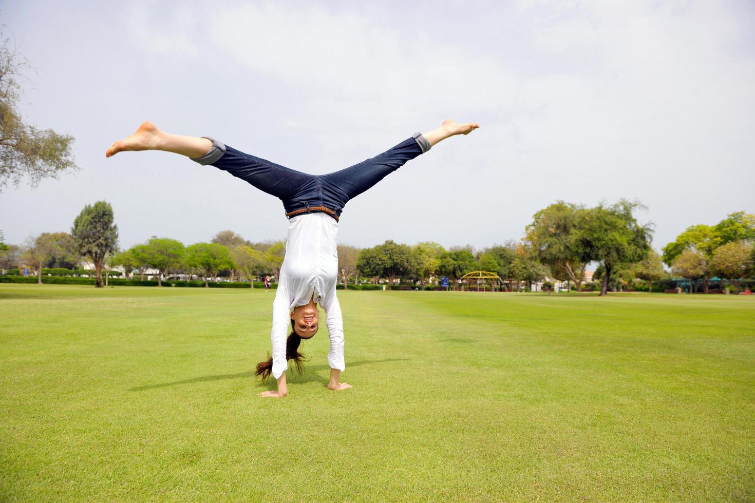 giovane donna salto nel parco foto