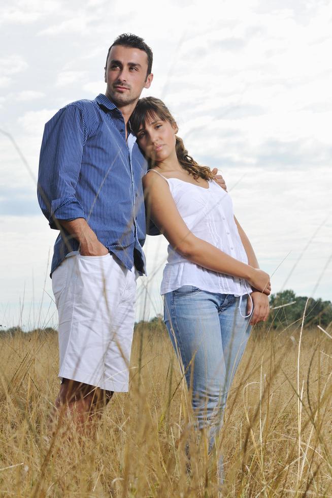 contento giovane coppia avere romantico tempo all'aperto foto