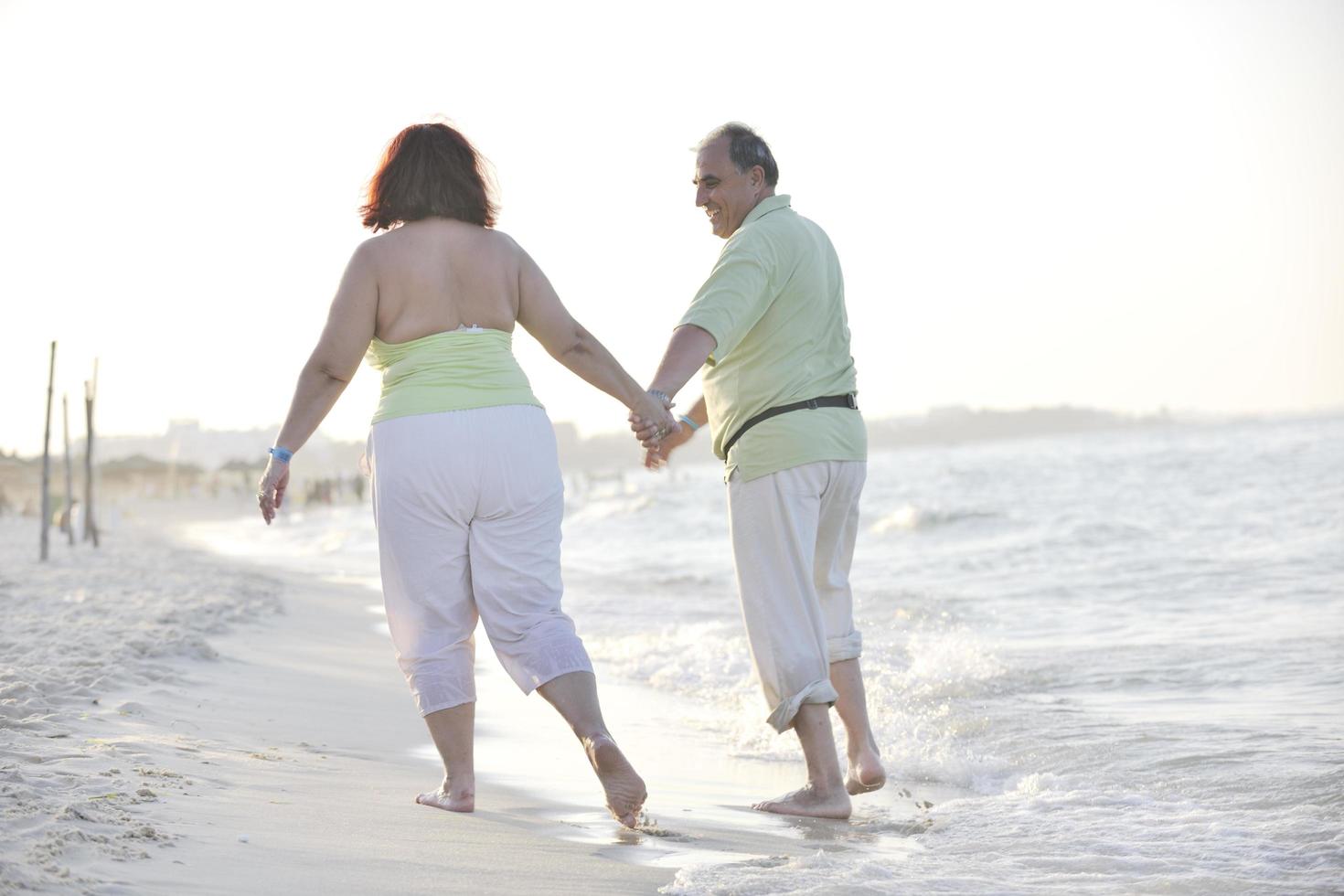 contento gli anziani coppia su spiaggia foto