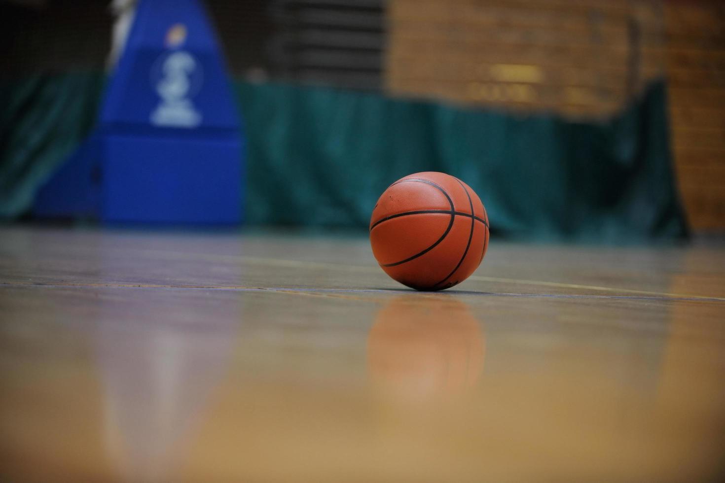 palla da basket e rete su sfondo nero foto