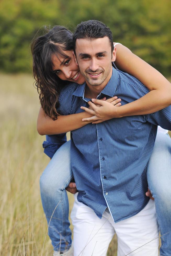 contento giovane coppia avere romantico tempo all'aperto foto