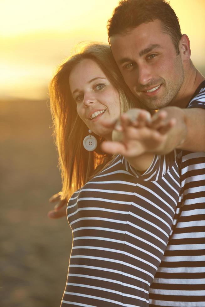 contento giovane coppia avere romantico tempo su spiaggia foto