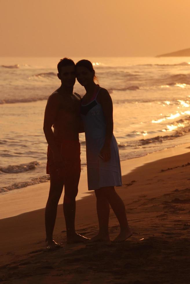 romantico coppia su spiaggia foto