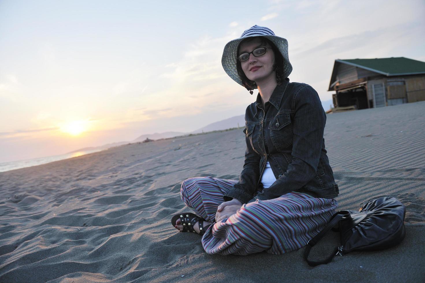 giovane donna godere su spiaggia foto