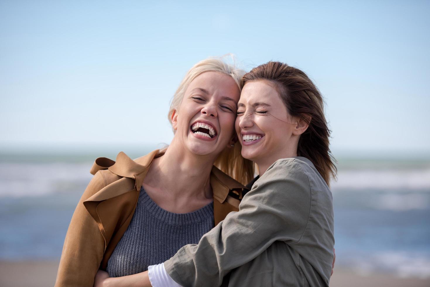 donne sorridente e godendo vita a spiaggia foto