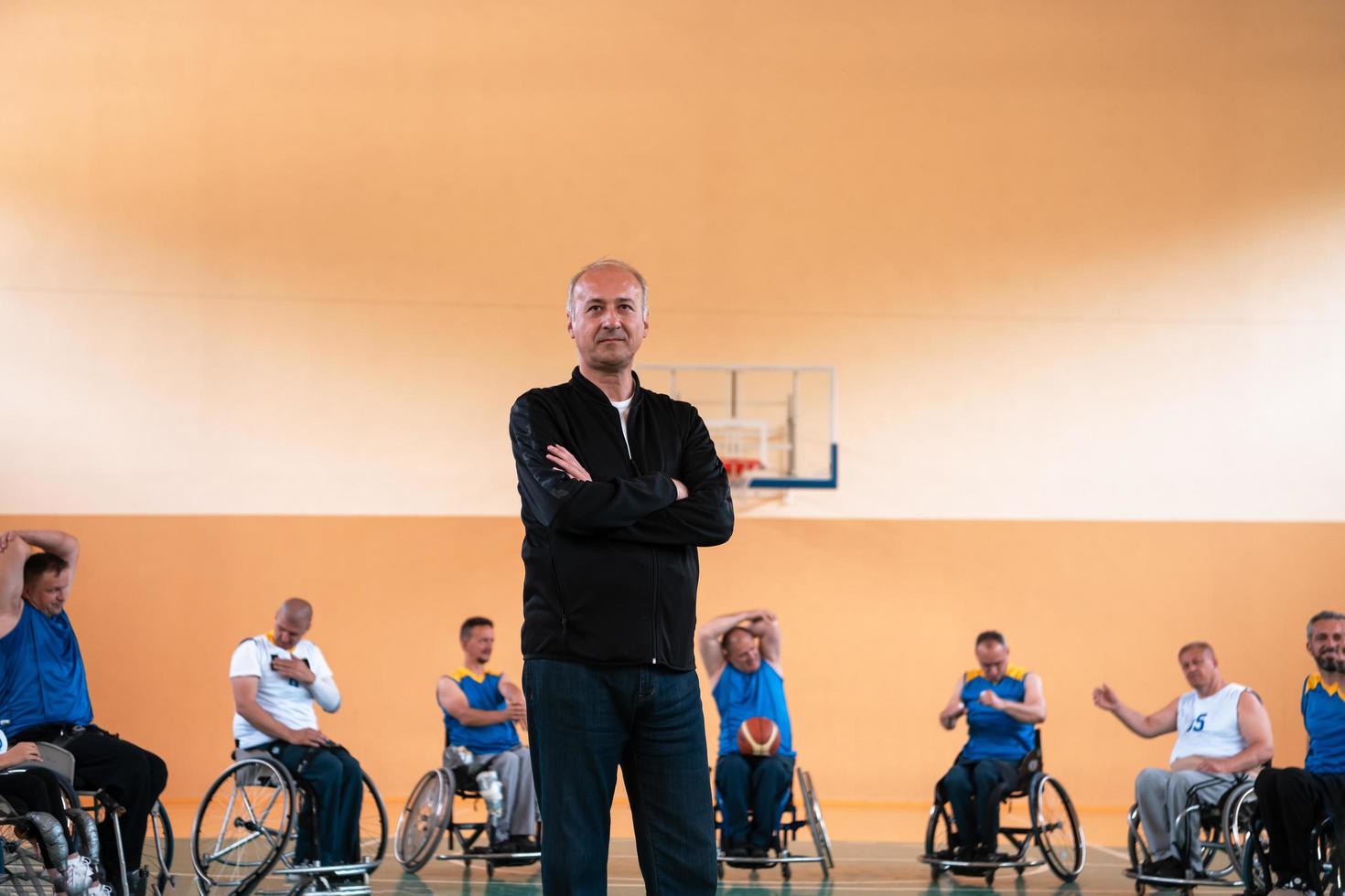 un' foto di pallacanestro squadre con disabilità con il selettore nel il grande sala prima il inizio di il pallacanestro gioco