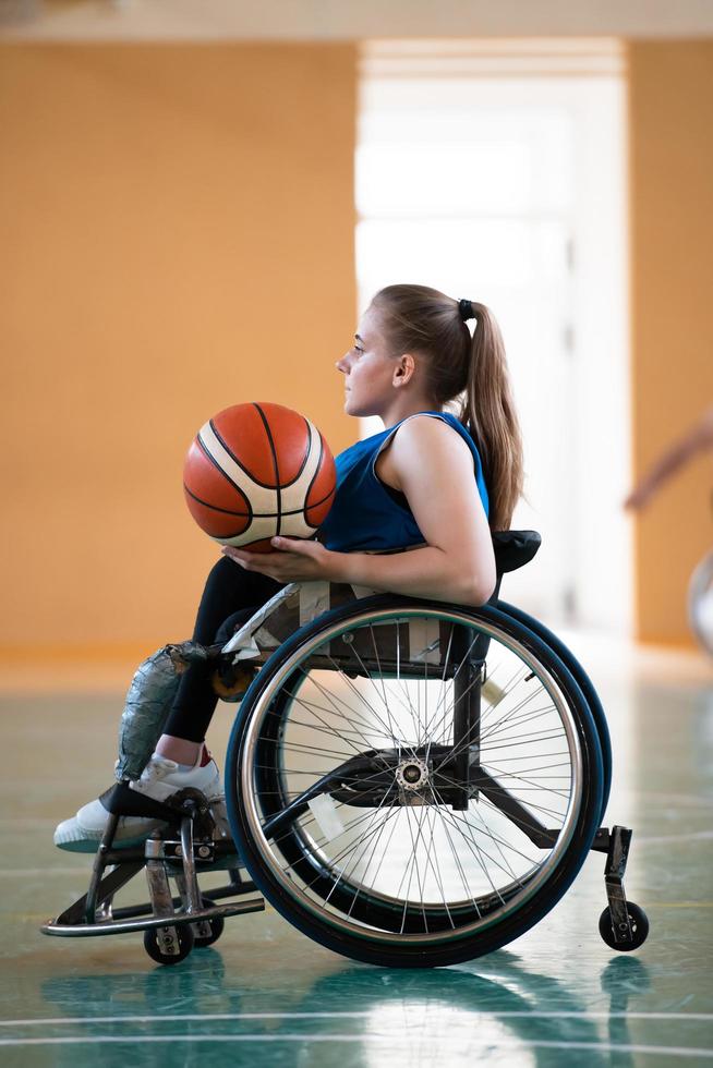 foto di il pallacanestro squadra di guerra invalidi con professionale gli sport attrezzatura per persone con disabilità su il pallacanestro Tribunale