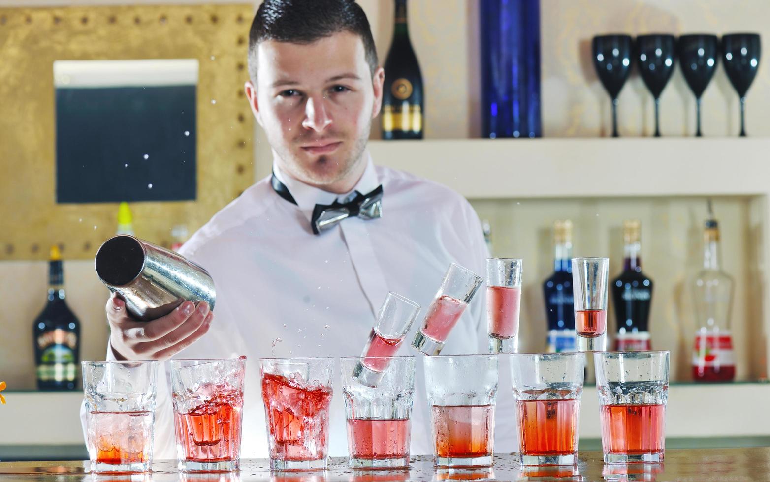 professionista barista preparare coctail bevanda su festa foto