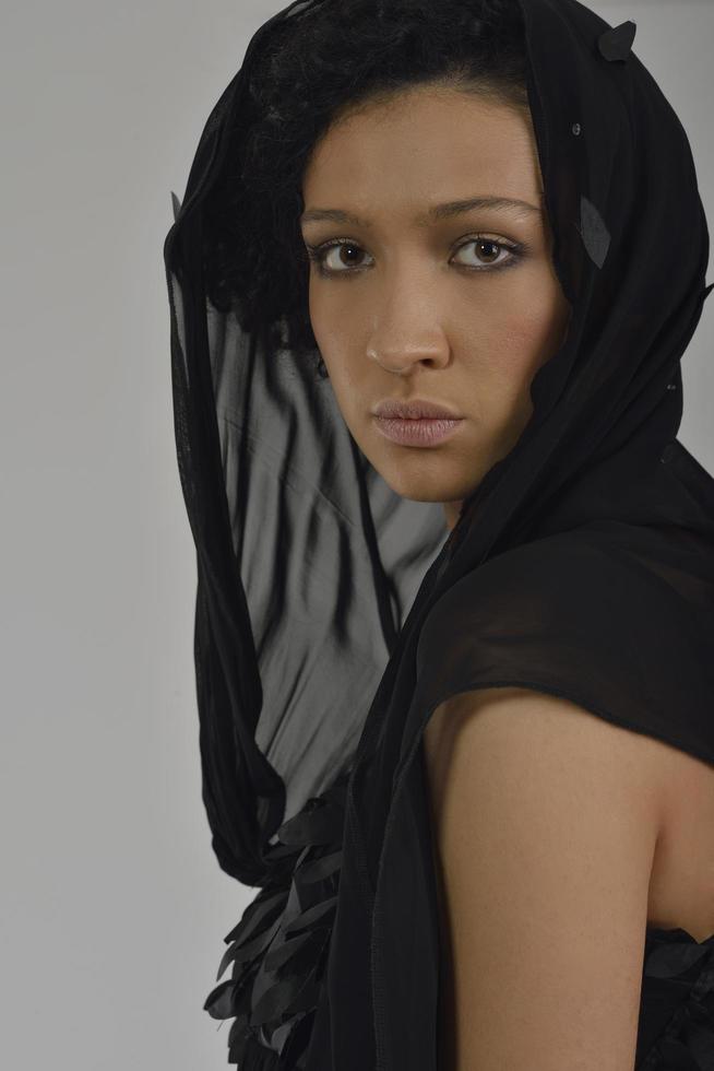 elegante donna nel alla moda vestito in posa nel il studio foto