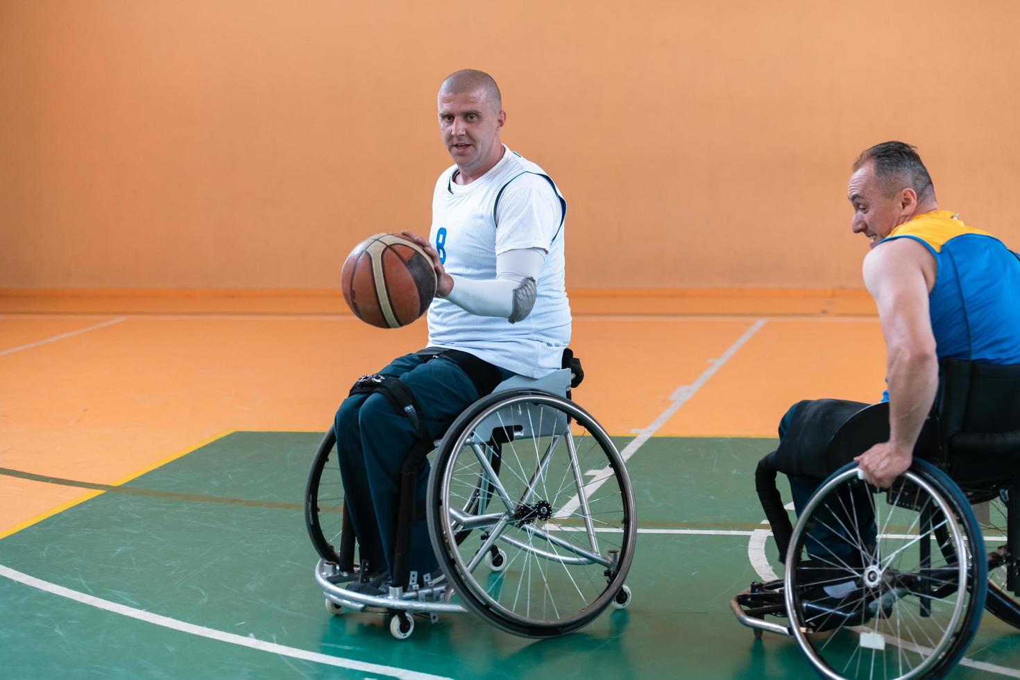 un' foto di un' guerra veterano giocando pallacanestro con un' squadra nel un' moderno gli sport arena. il concetto di sport per persone con disabilità