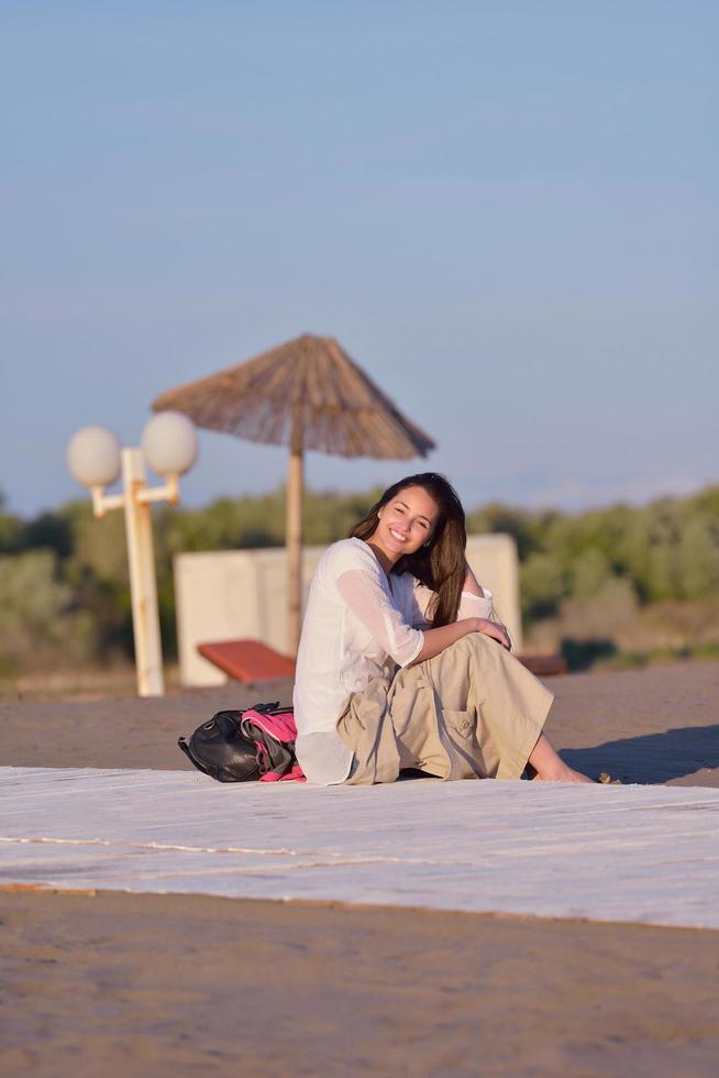 giovane coppia su spiaggia avere divertimento foto