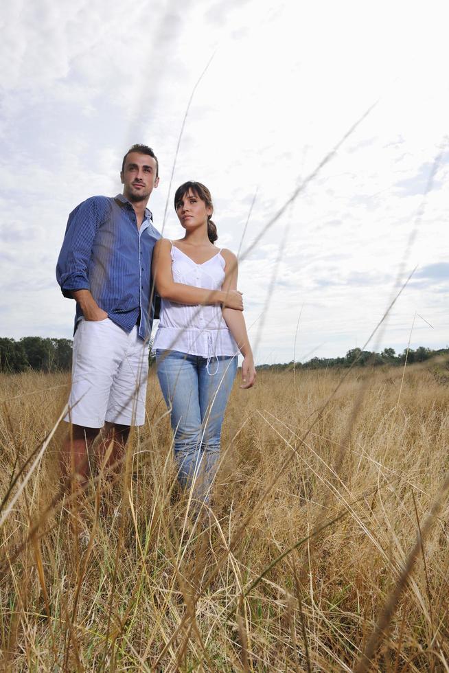 contento giovane coppia avere romantico tempo all'aperto foto