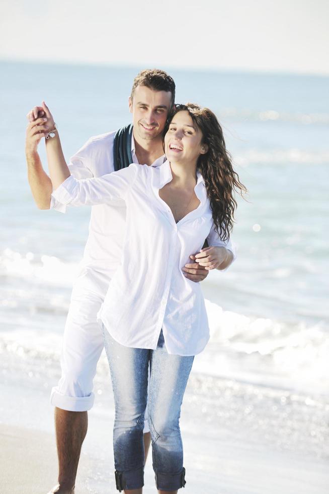 contento giovane coppia avere divertimento a bellissimo spiaggia foto