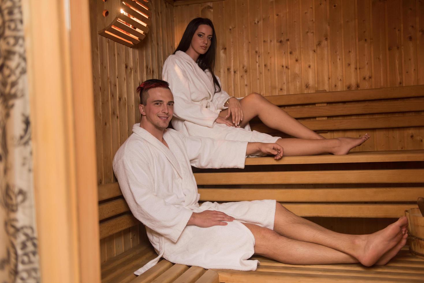 coppia rilassante nel il sauna foto