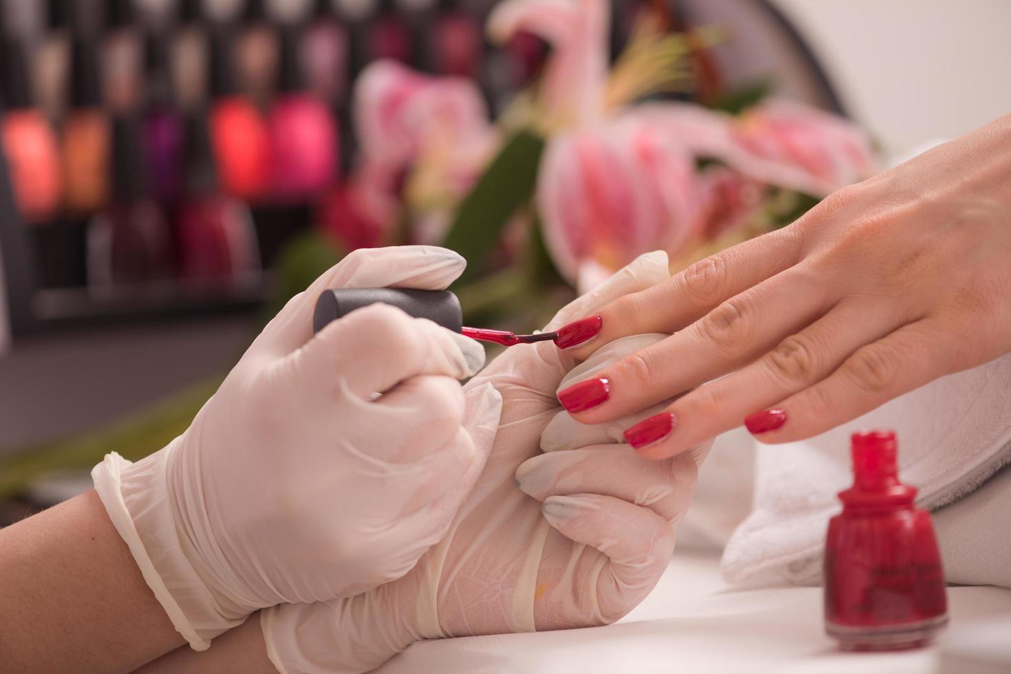 donna mani ricevente un' manicure foto