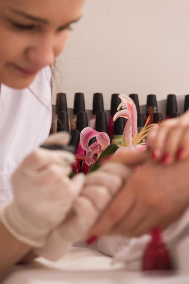 donna mani ricevente un' manicure foto