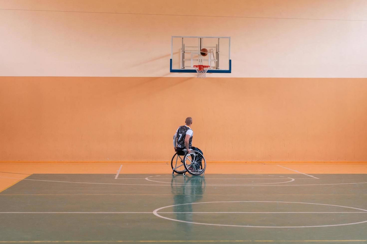 un' foto di un' guerra veterano giocando pallacanestro nel un' moderno gli sport arena. il concetto di sport per persone con disabilità