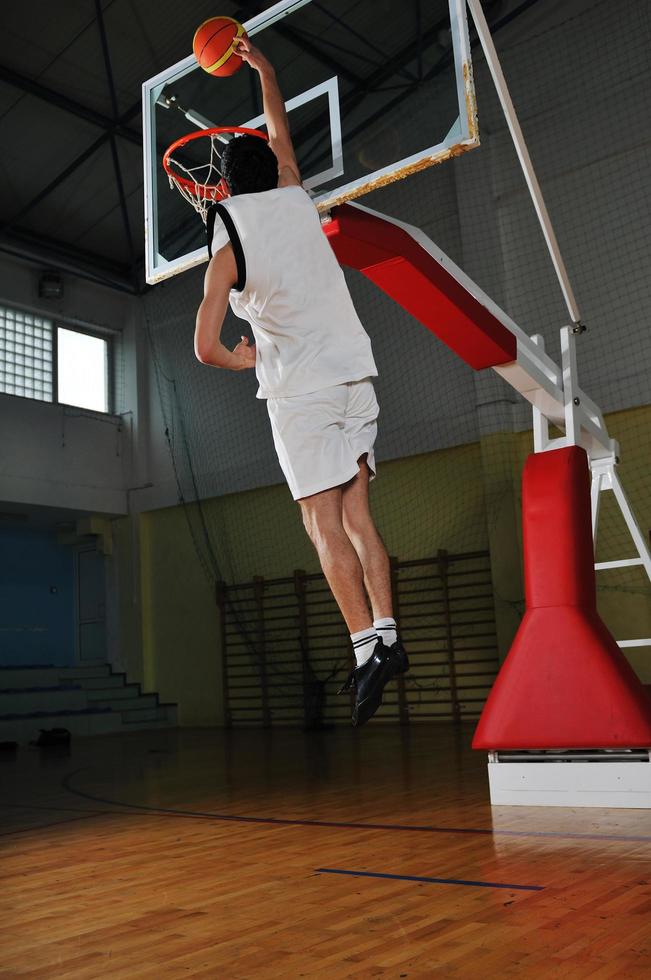 giocatore di basket ball game presso la palestra foto