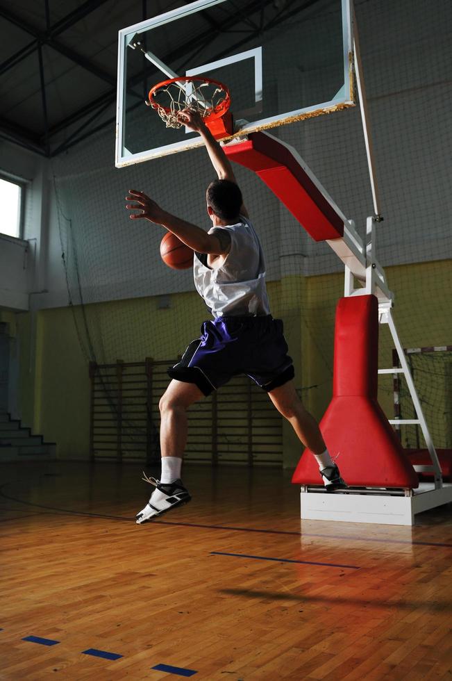 giocatore di basket ball game presso la palestra foto