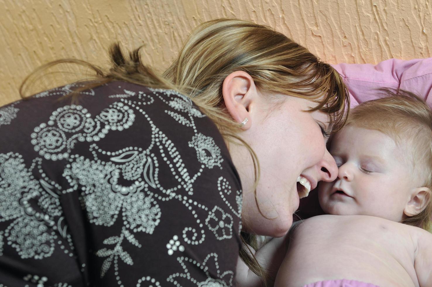 bellissimo bionda giovane madre e carino bambino foto