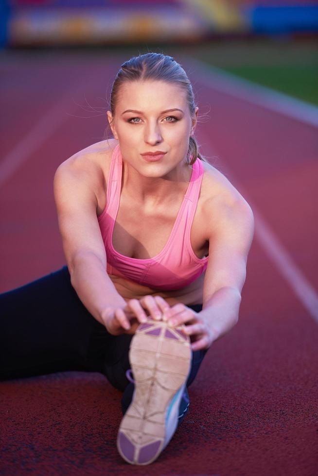 sportivo donna su atletico gara traccia foto