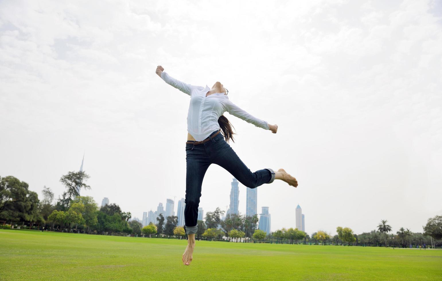 giovane donna salto nel parco foto