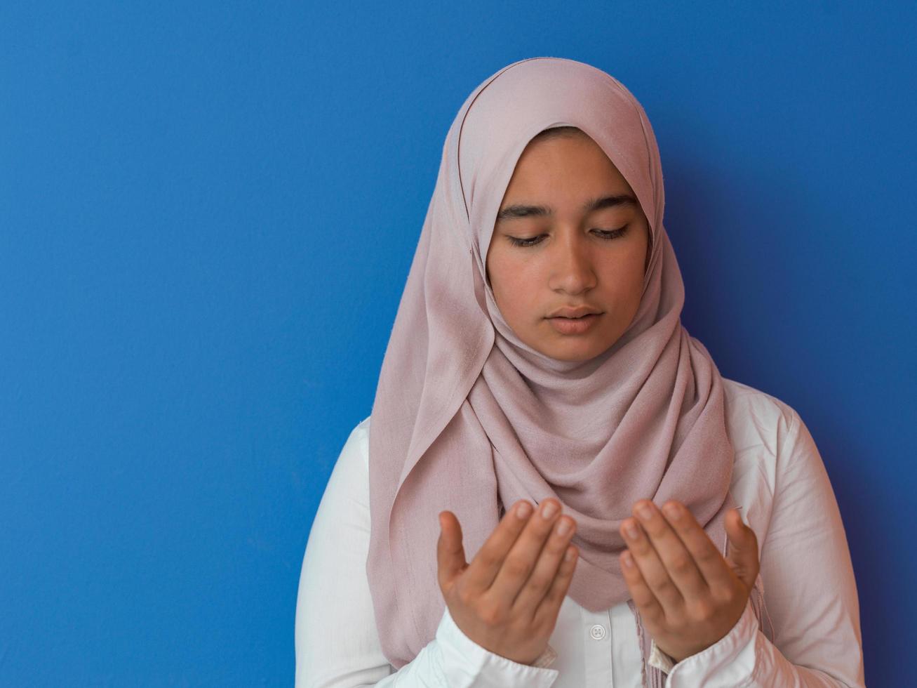 arabo femmina musulmano nel tradizionale hijab Abiti preghiere namaz dua Aperto mani per Allah foto