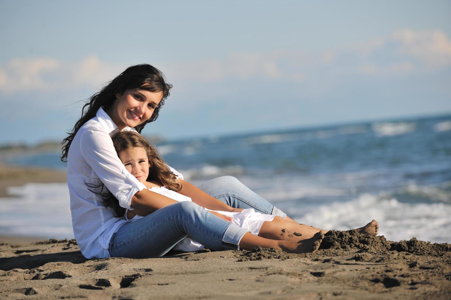 mamma e figlia ritratto su spiaggia foto