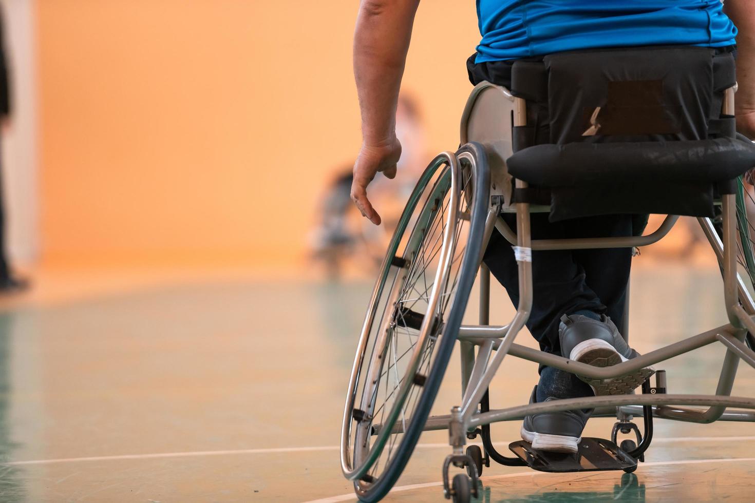 vicino su foto di sedie a rotelle e portatori di handicap guerra veterani giocando pallacanestro su il Tribunale