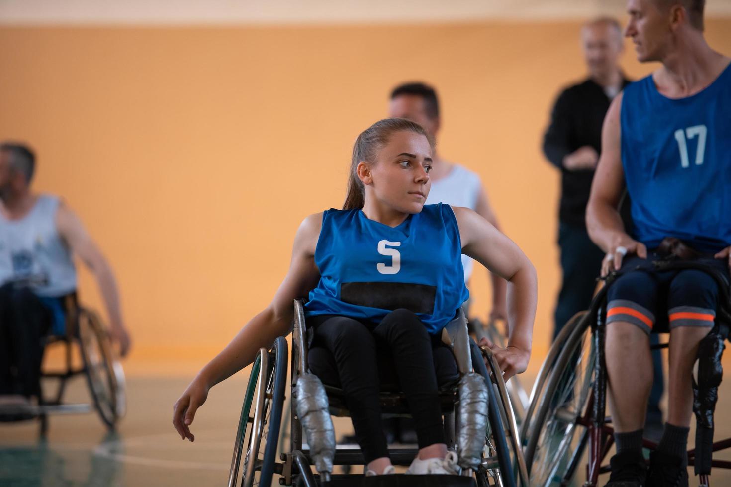 un' giovane donna giocando sedia a rotelle pallacanestro nel un' professionale squadra. Genere uguaglianza, il concetto di gli sport con disabilità. foto