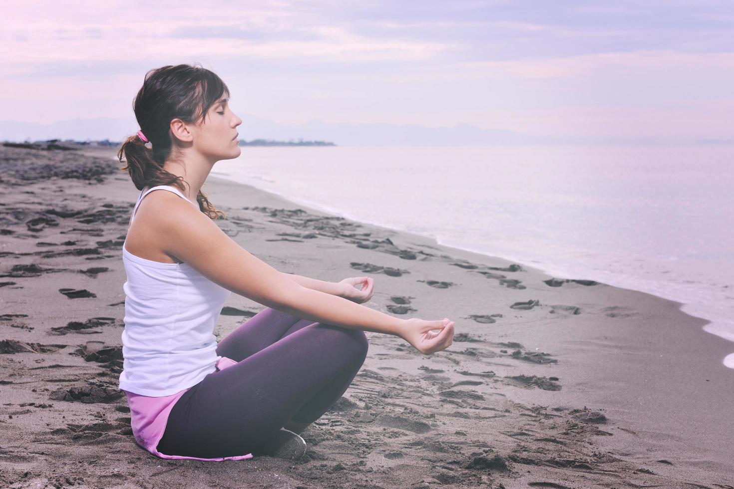 donna yoga spiaggia foto