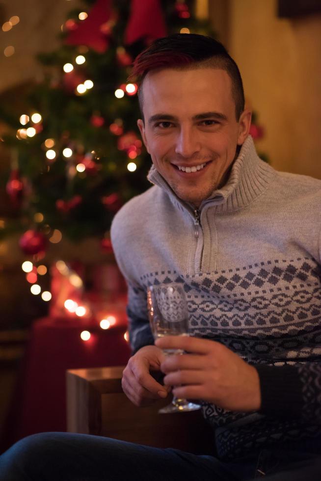 contento giovane uomo con un' bicchiere di Champagne foto