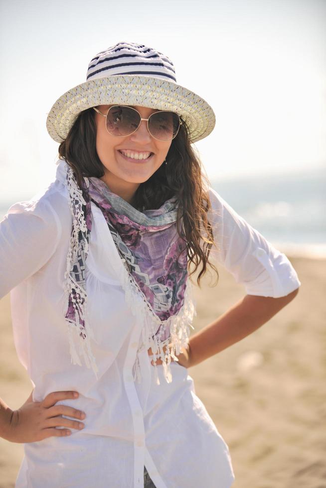 contento giovane donna su spiaggia foto