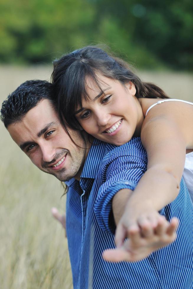 contento giovane coppia avere romantico tempo all'aperto foto