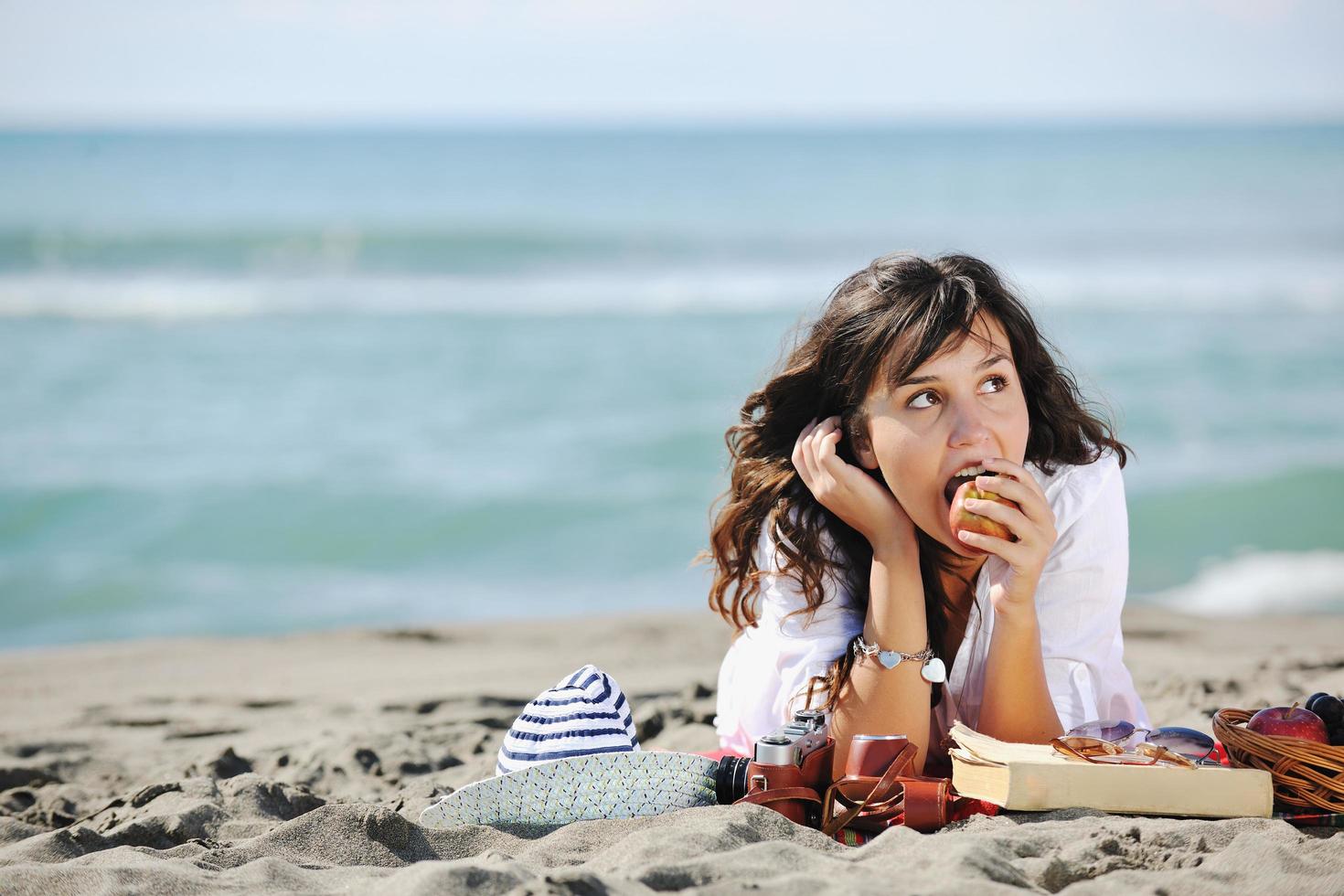 contento giovane donna su spiaggia foto