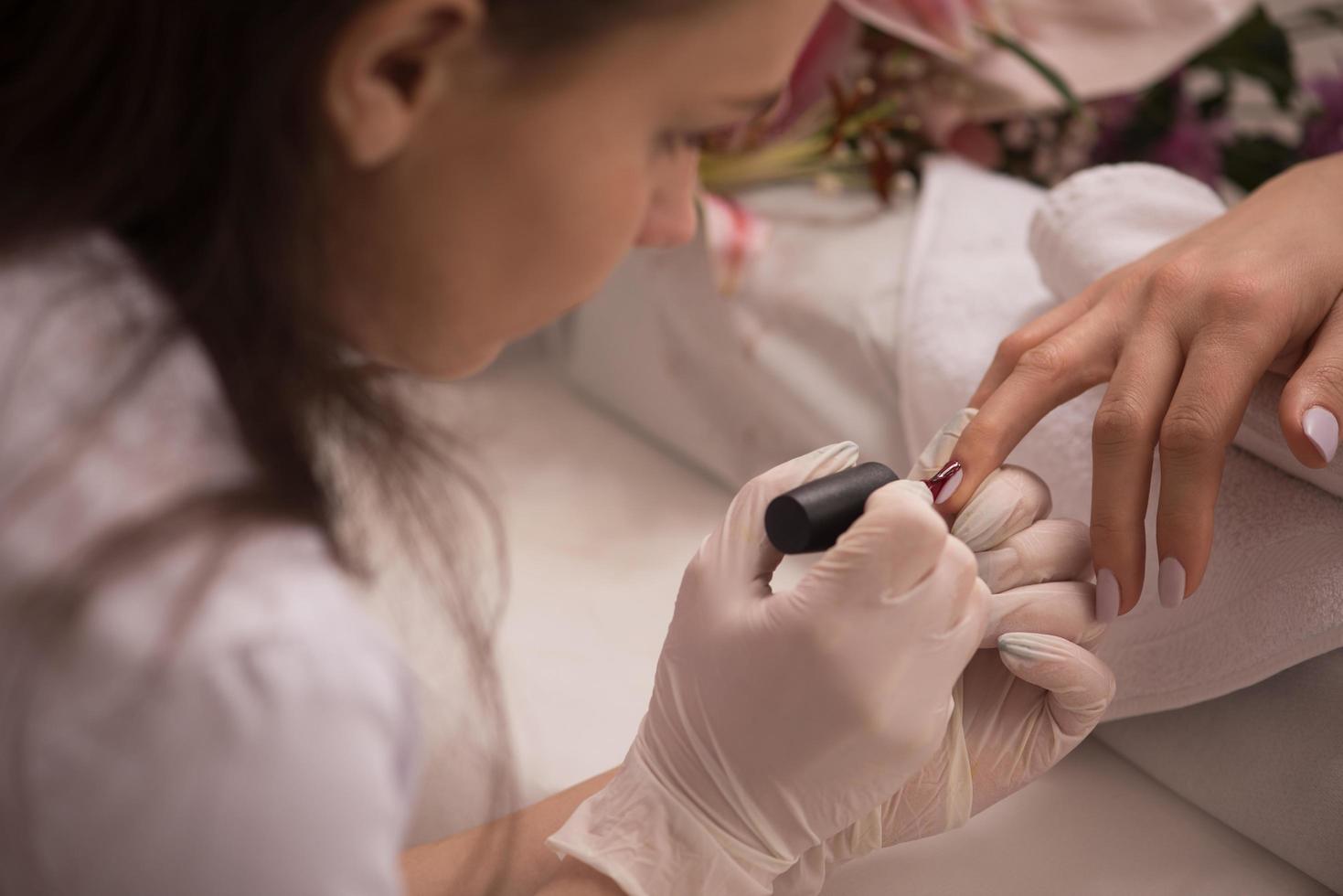 donna mani ricevente un' manicure foto