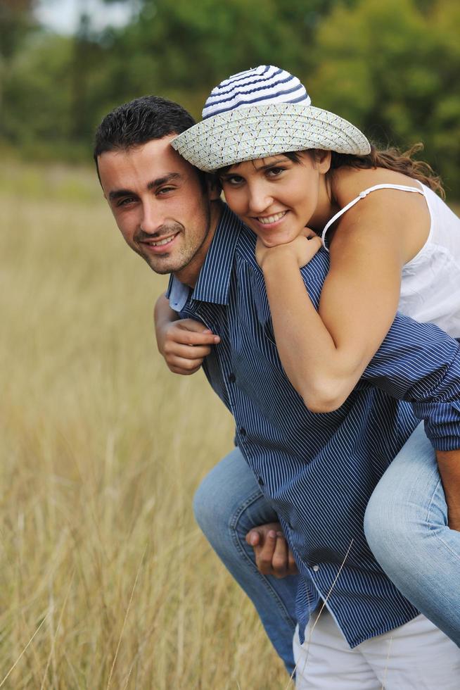 contento giovane coppia avere romantico tempo all'aperto foto