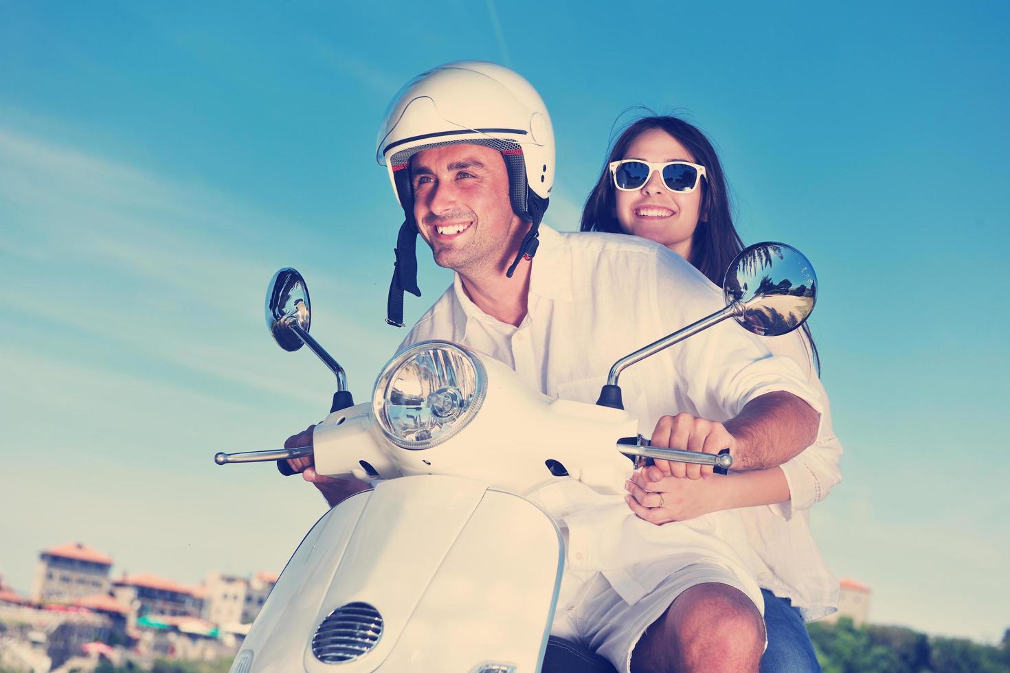ritratto di contento giovane amore coppia su scooter godendo estate tempo foto