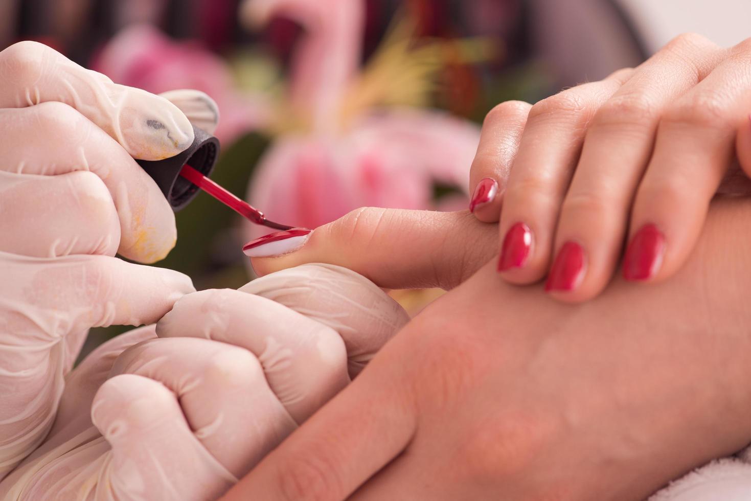 donna mani ricevente un' manicure foto