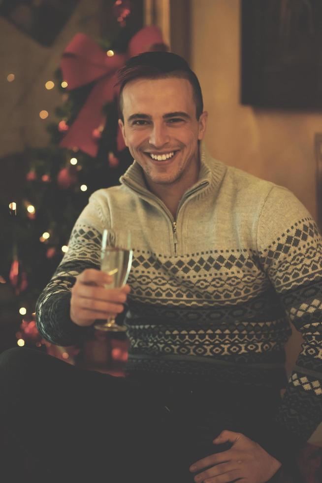 giovane uomo con Champagne bicchiere su festa foto