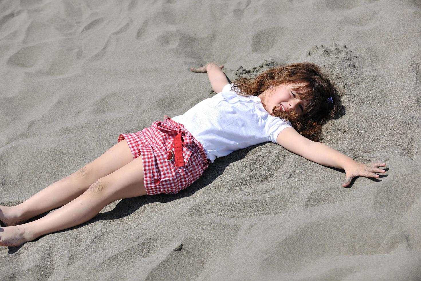 piccolo ritratto di bambina sulla spiaggia foto