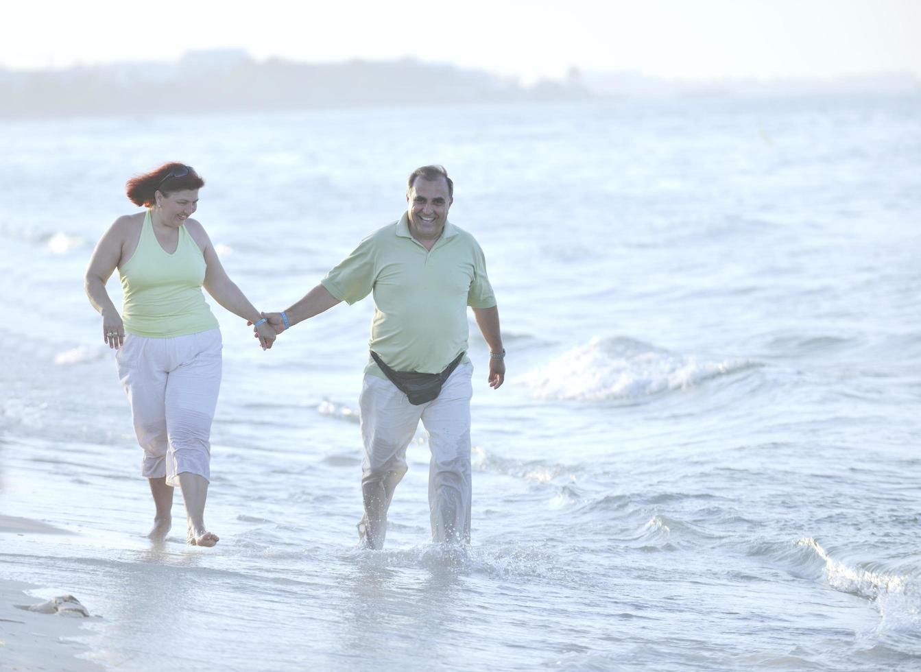 contento gli anziani coppia su spiaggia foto