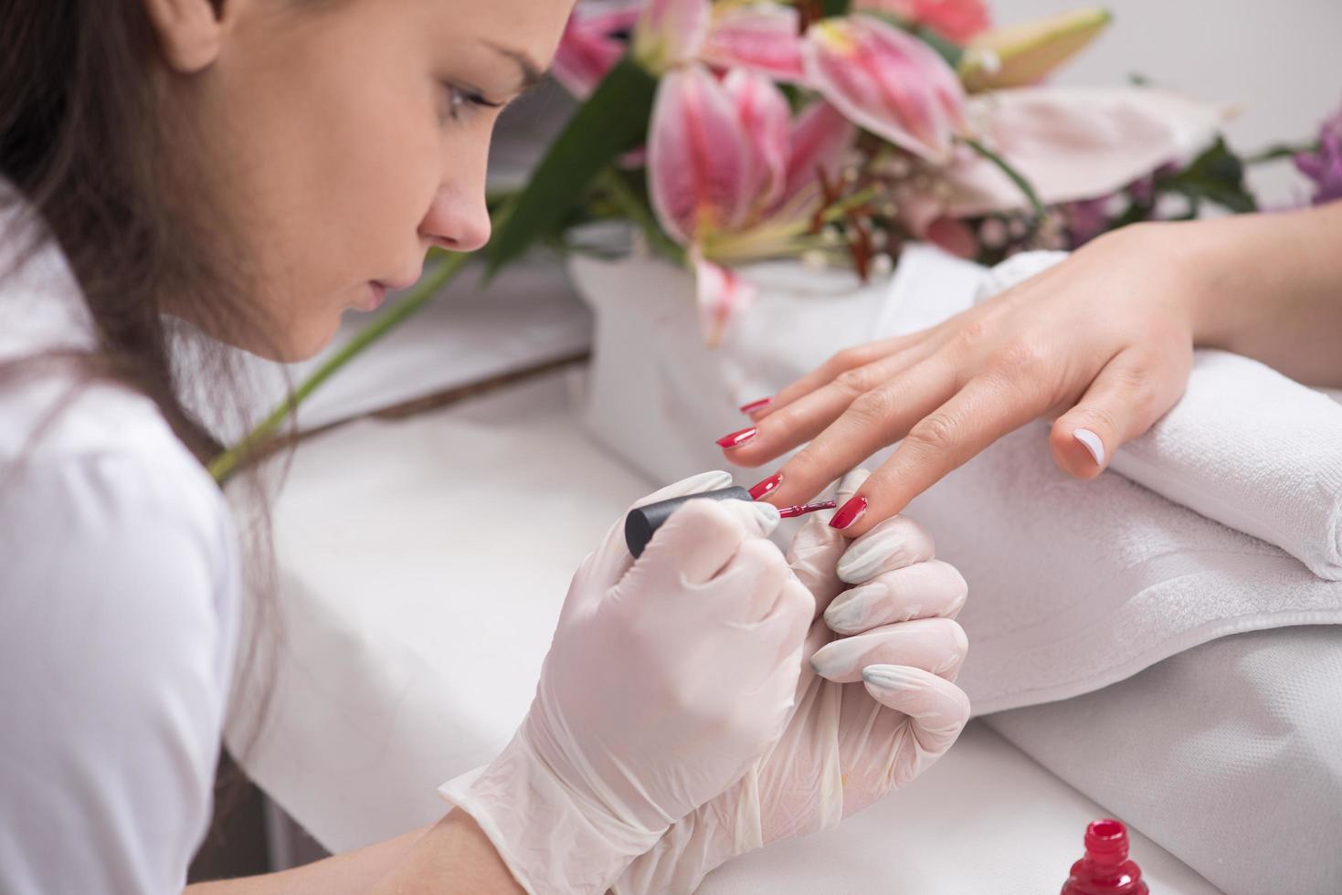 donna mani ricevente un' manicure foto