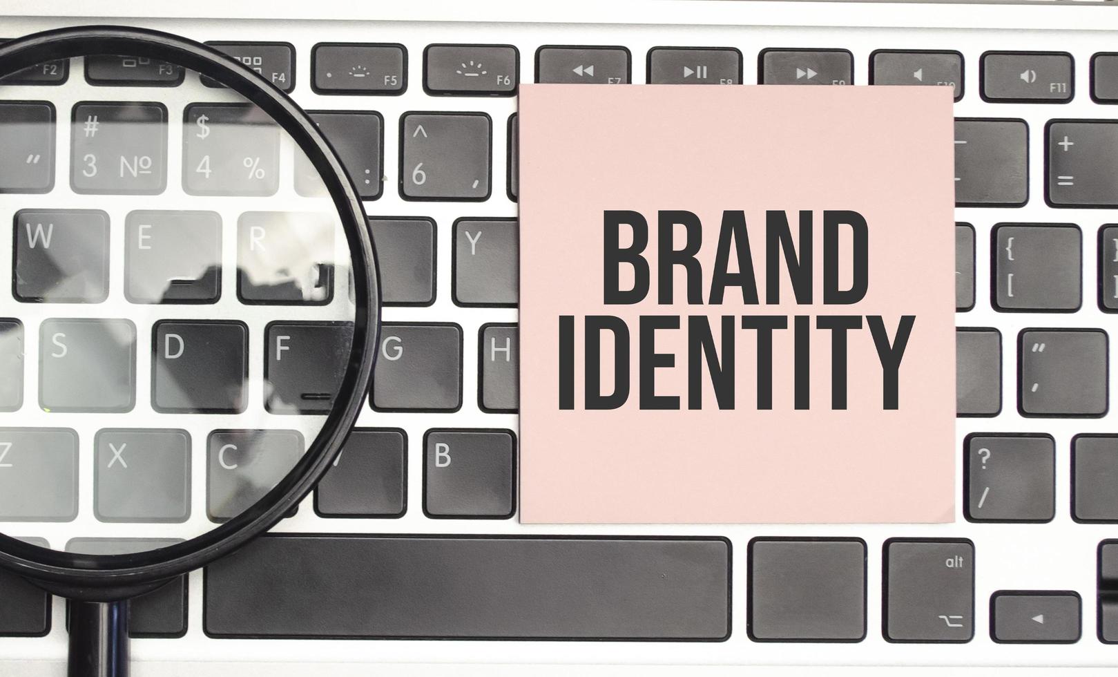 marca identità testo e bloc notes con penna, grafici e calcolatrice foto