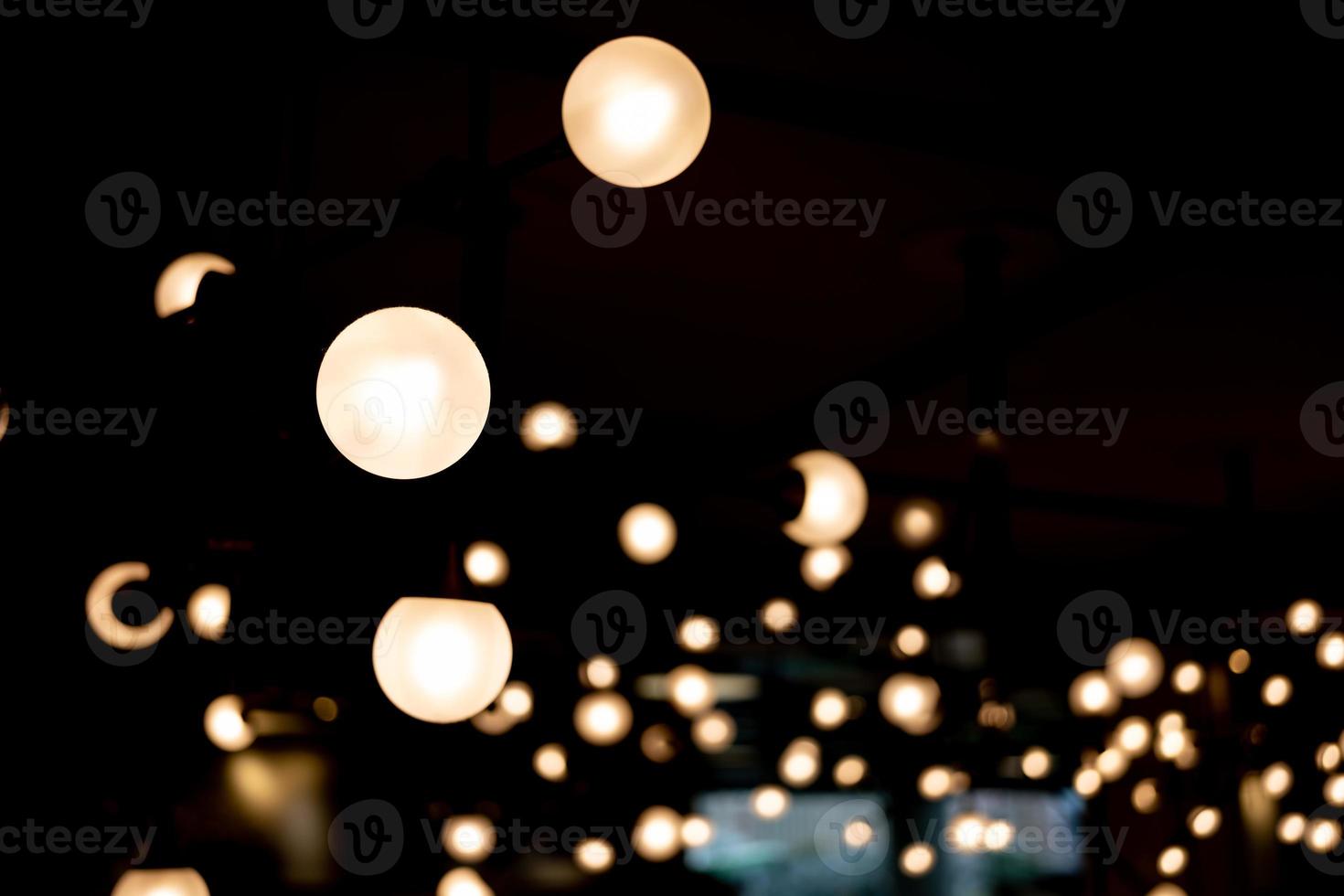 astratto sfocato sfondo di luci. astratto sfocato buio interno plaza sala con un' lotto di piccolo bokeh foto