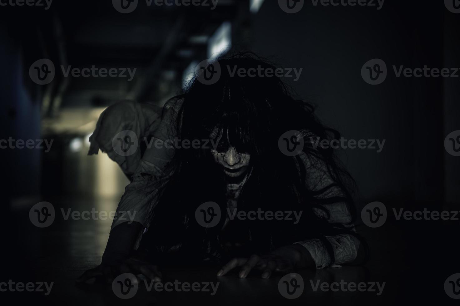 ritratto di donna asiatica make up fantasma, scena horror spaventosa per lo sfondo, concetto di festival di halloween, poster di film di fantasmi foto