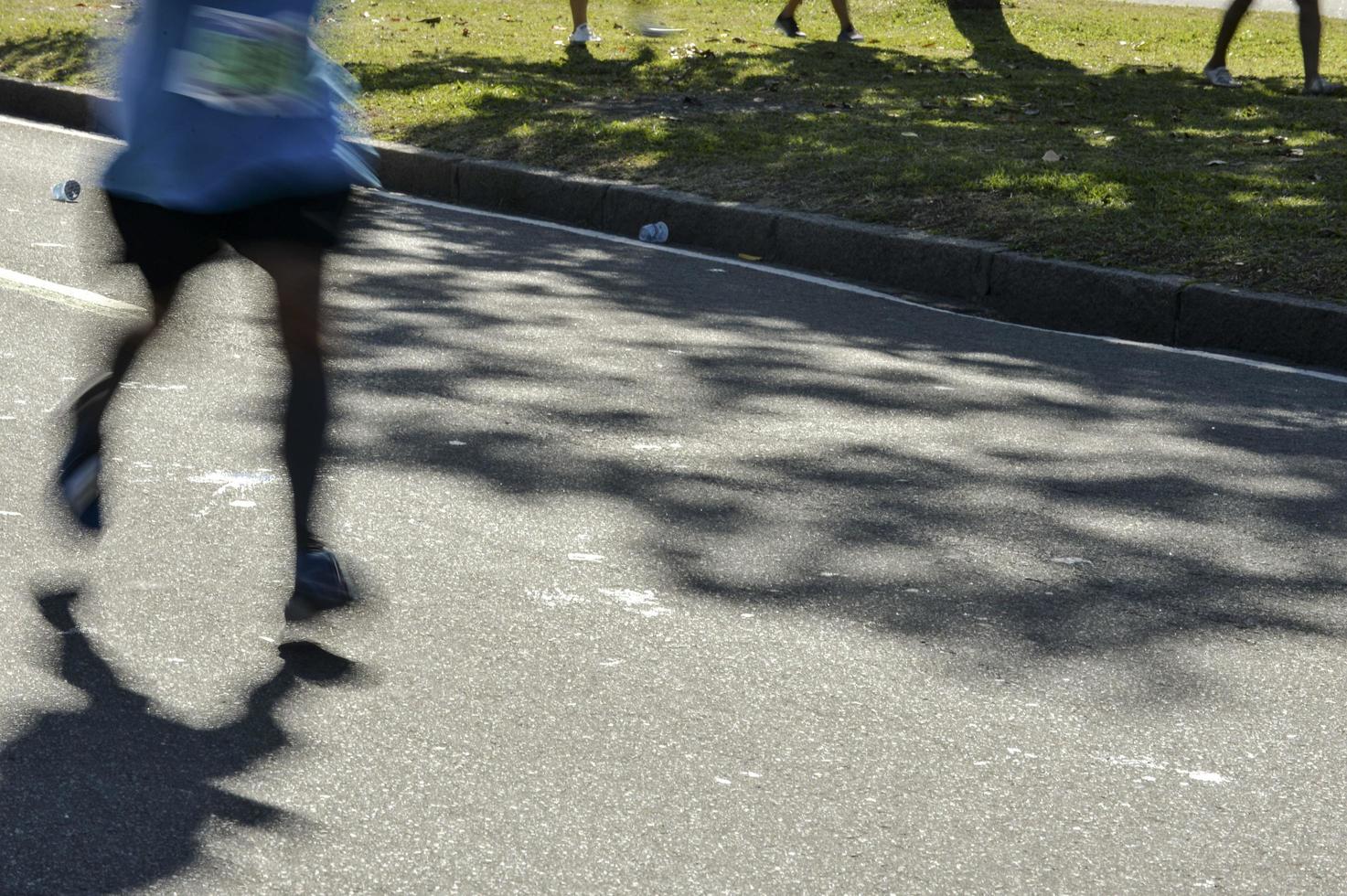 strada gara, mostrando il sfoca movimento gambe di il corridori foto